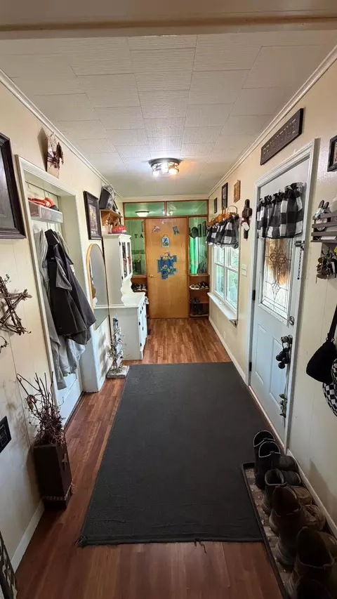 Entry Way - 595 E Hunter St, Logan, OH 43138 photo 2 of 3
