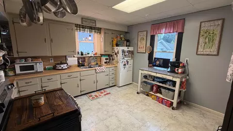 Kitchen - 595 E Hunter St, Logan, OH 43138 photo 2 of 2