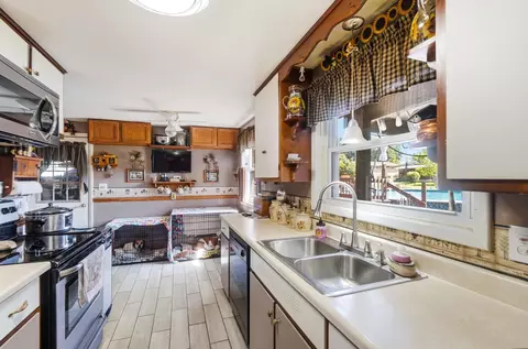 Kitchen - 4522 Laredo St, Springfield, OH 45503 photo 4 of 6