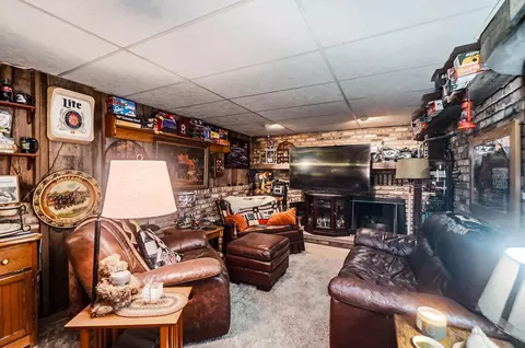 Living - 4522 Laredo St, Springfield, OH 45503 photo 4 of 5