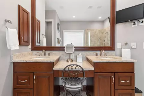 Bath - 5721 Liscarroll Pl, Dublin, OH 43016 photo 2 of 11