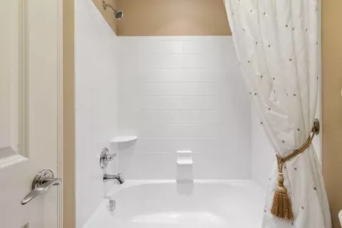 Bath - 5721 Liscarroll Pl, Dublin, OH 43016 photo 8 of 11