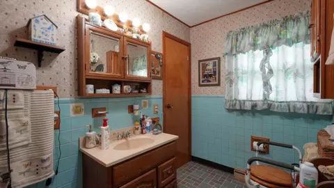 Bath - 100 Vicky Ln SE, Heath, OH 43056 photo 2 of 3