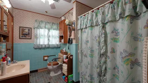 Bath - 100 Vicky Ln SE, Heath, OH 43056 photo 1 of 3