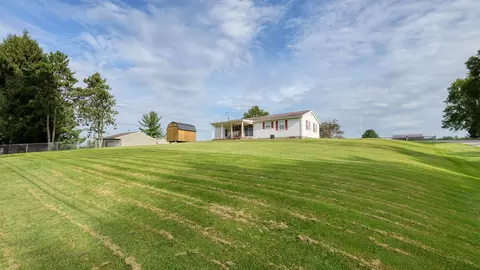 Exterior - 100 Vicky Ln SE, Heath, OH 43056 photo 6 of 11