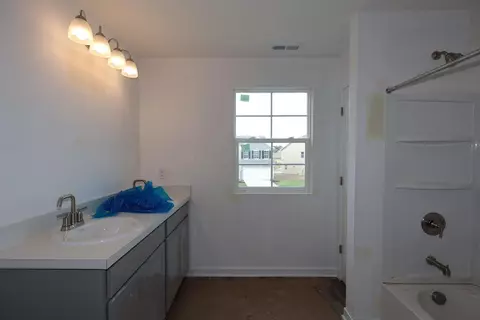 Bath - 1023 Dawsons Dr, Hebron, OH 43025 photo 1 of 3