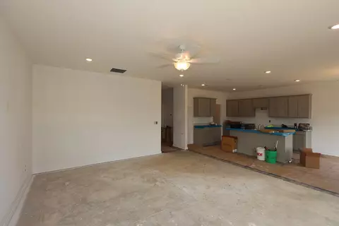 Living - 1023 Dawsons Dr, Hebron, OH 43025 photo 2 of 5