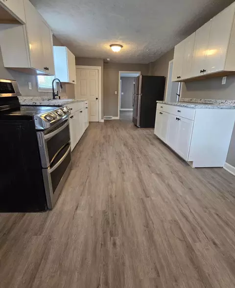 Kitchen - 28 Cameron Ave, Mansfield, OH 44902 photo 3 of 3