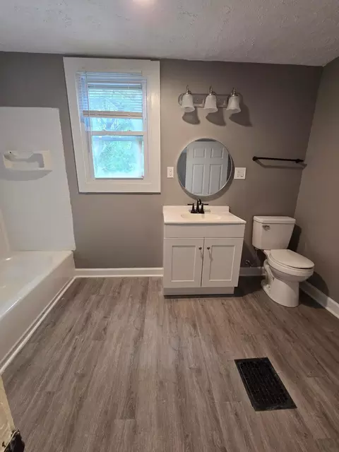 Bath - 28 Cameron Ave, Mansfield, OH 44902 photo 1 of 2