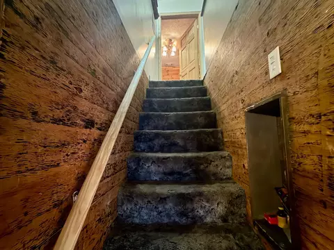 Entry Way - 102 Vine St E, Edison, OH 43320 photo 3 of 5