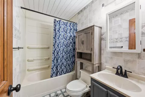 Bath - 20372 Catherine Blvd, Circleville, OH 43113 photo 3 of 4