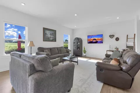 Living - 1193 Cunningham Ave, Pataskala, OH 43062 photo 1 of 2