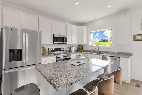 Kitchen - 1193 Cunningham Ave, Pataskala, OH 43062 photo 6 of 7