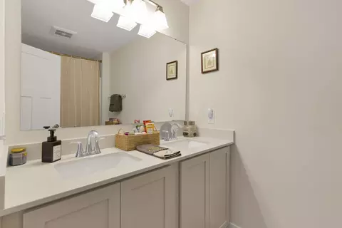 Bath - 1193 Cunningham Ave, Pataskala, OH 43062 photo 1 of 6
