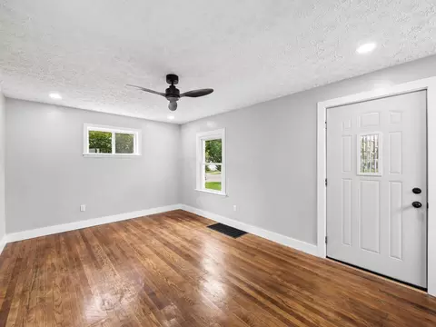 Living - 669 E Mithoff St, Columbus, OH 43206 photo 4 of 7