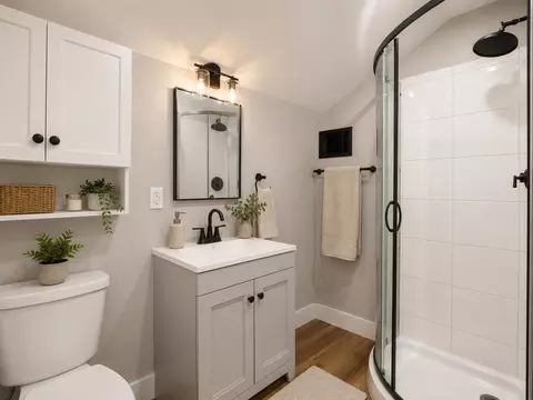 Bath - 669 E Mithoff St, Columbus, OH 43206 photo 1 of 3