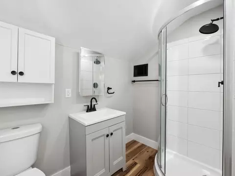 Bath - 669 E Mithoff St, Columbus, OH 43206 photo 2 of 3