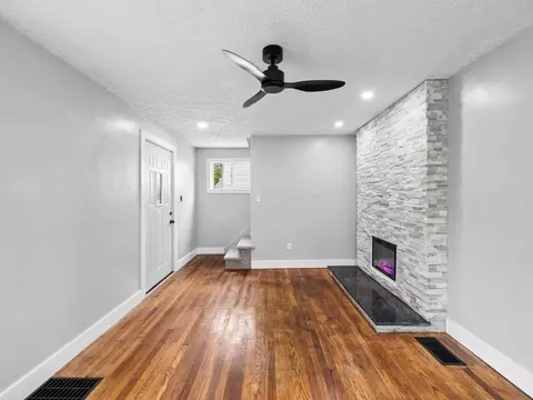 Living - 669 E Mithoff St, Columbus, OH 43206 photo 2 of 7