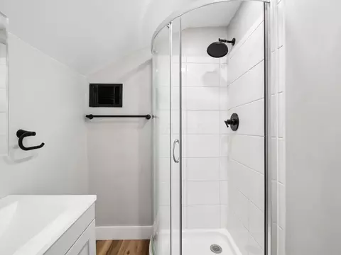 Bath - 669 E Mithoff St, Columbus, OH 43206 photo 3 of 3