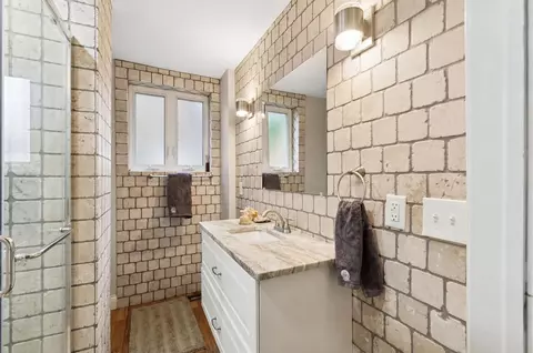 Bath - 392 Rhoads Ave, Columbus, OH 43205 photo 1 of 8