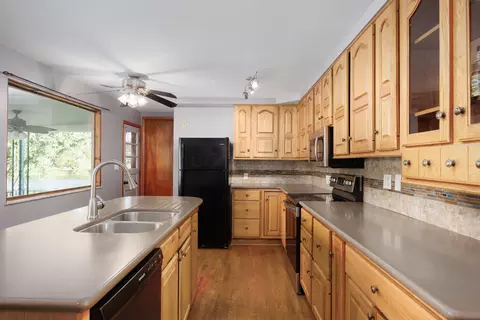 Kitchen - 11264 Lakeview Dr, Orient, OH 43146 photo 2 of 3
