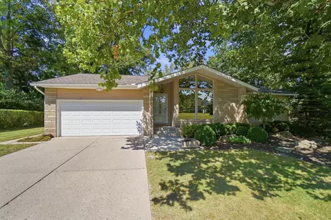 2224 Berry Hill Dr, Grove City, OH 43123
