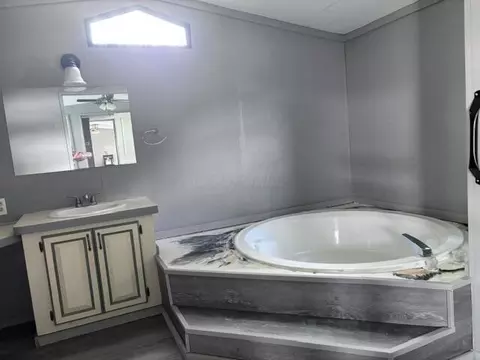 Bath - 333 Greenbriar Ln E, Hebron, OH 43025 photo 2 of 5