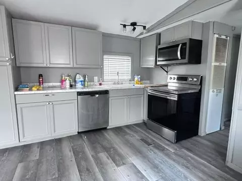 Kitchen - 333 Greenbriar Ln E, Hebron, OH 43025 photo 2 of 2