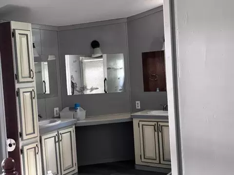 Bath - 333 Greenbriar Ln E, Hebron, OH 43025 photo 1 of 5