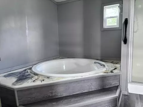 Bath - 333 Greenbriar Ln E, Hebron, OH 43025 photo 3 of 5