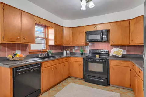 Kitchen - 823 Wayne Dr, Heath, OH 43056 photo 3 of 5