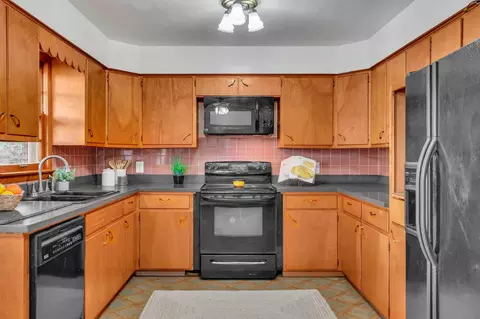 Kitchen - 823 Wayne Dr, Heath, OH 43056 photo 5 of 5