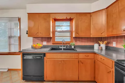 Kitchen - 823 Wayne Dr, Heath, OH 43056 photo 4 of 5