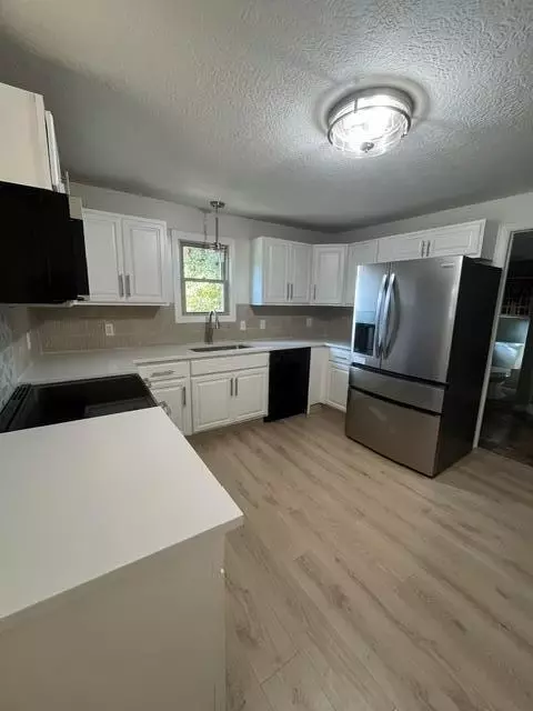 Kitchen - 75 W Columbus St, Lithopolis, OH 43136 photo 2 of 2