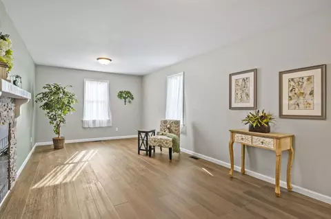 Living - 27695 Campbell Rd, Circleville, OH 43113 photo 2 of 7