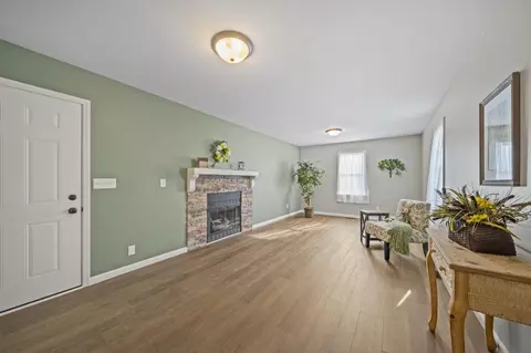 Living - 27695 Campbell Rd, Circleville, OH 43113 photo 3 of 7