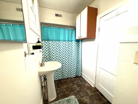 Bath - 417 Half Ave, Circleville, OH 43113 photo 2 of 4