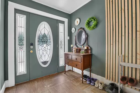 Entry Way - 352 Mound St, Logan, OH 43138 photo 2 of 4