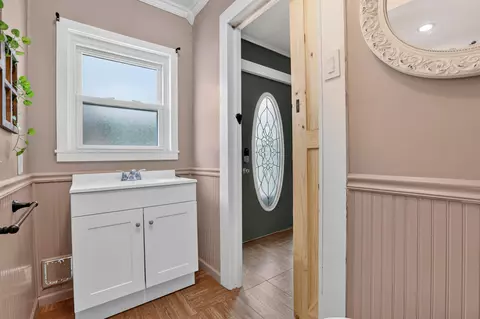 Entry Way - 352 Mound St, Logan, OH 43138 photo 3 of 4