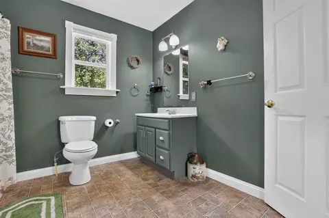 Bath - 352 Mound St, Logan, OH 43138 photo 4 of 6