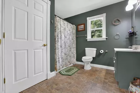 Bath - 352 Mound St, Logan, OH 43138 photo 3 of 6
