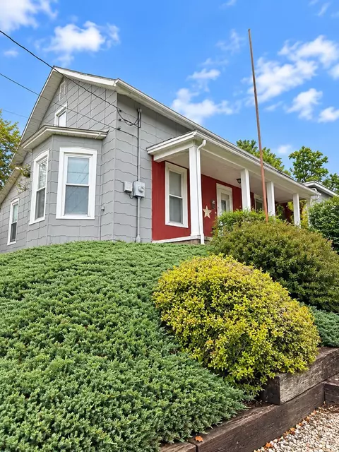 324 N Market St, Loudonville, OH 44842