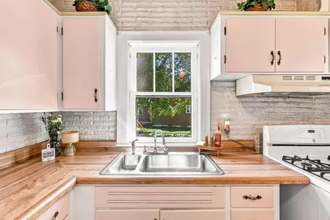 Kitchen - 945 Uncapher Ave, Marion, OH 43302 photo 2 of 3