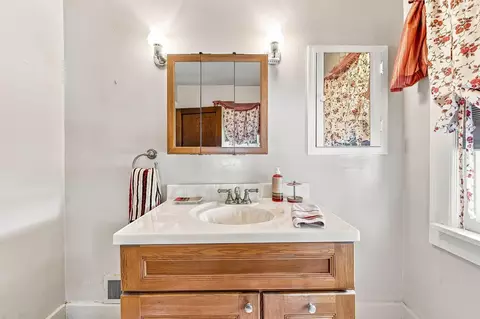 Bath - 945 Uncapher Ave, Marion, OH 43302 photo 2 of 3