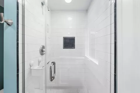 Bath - 2191 Bryden Rd, Bexley, OH 43209 photo 2 of 4