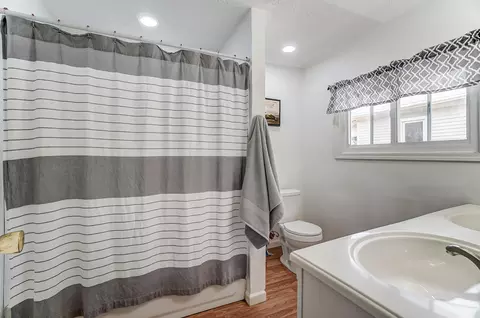 Bath - 127 E Grand Ave, Springfield, OH 45505 photo 2 of 3