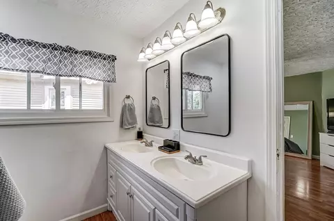 Bath - 127 E Grand Ave, Springfield, OH 45505 photo 3 of 3