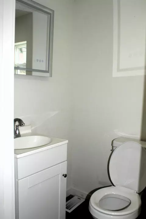 Bath - 839 Bennett St, Marion, OH 43302 photo 3 of 4