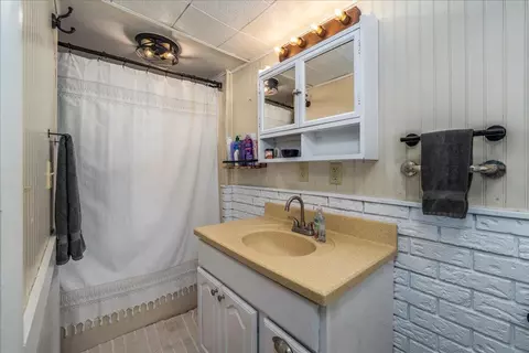 Bath - 136 Hayward Ave, Circleville, OH 43113 photo 2 of 2