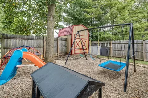 Exterior - 136 Hayward Ave, Circleville, OH 43113 photo 6 of 8